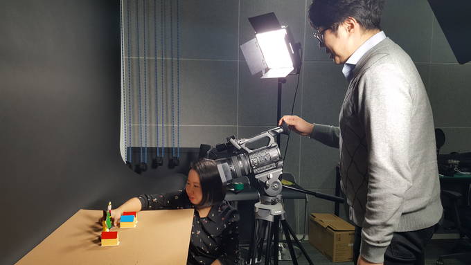 독자들과 다른 언어로 소통하고 변화하는 미디어 환경에 대응하겠다며 영상, 프로그래밍을 배우는 기자들이 늘어나고 있다. 사진은 ‘서울경제썸’ 채널에 올릴 영상을 촬영하고 있는 연유진, 박동휘 기자. 