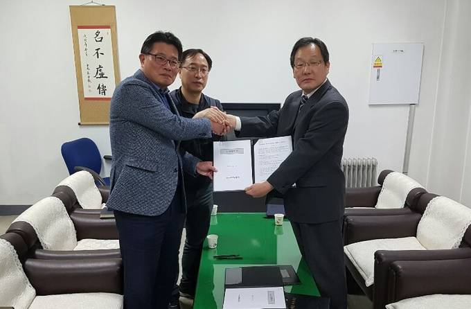 신문 판형 변경에 따른 인쇄공장 폐쇄로 윤전 인력의 구조조정 논란이 불거겼던 국민일보P&B 노사가 지난 14일 전직원 고용승계 등을 담은 합의서에 서명했다. 오른쪽부터 김의구 국민P&B 대표이사, 김형수 전국언론노조 P&B지부장, 오정훈 전국언론노조 수석부위원장. /국민일보 