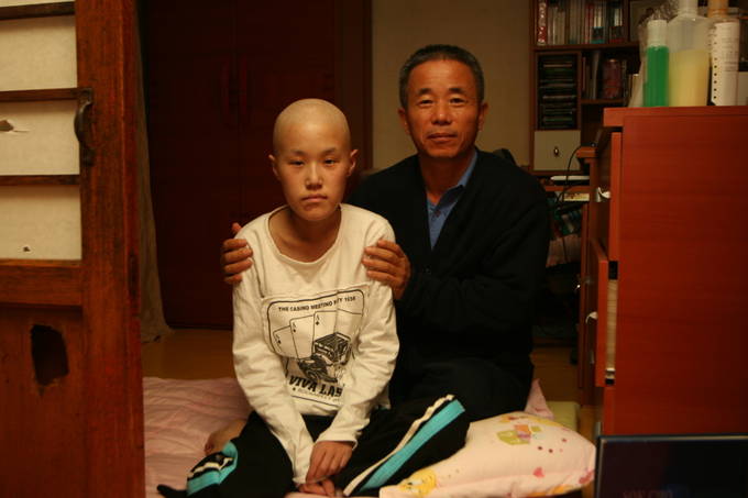 2007년 별세한 반도체 공장 피해자 황유미씨의 생전 사진과 아버지 황상기 반올림 대표. /반올림 제공 