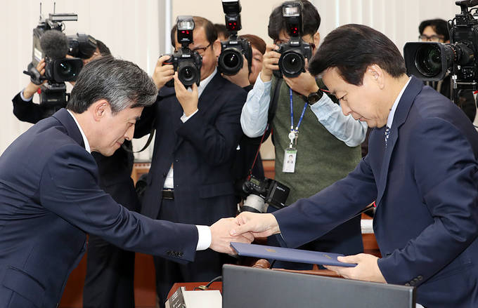 19일 국회 과학기술정보방송통신위원회에서 열린 KBS 사장 후보자 인사청문회에서 양 후보자가 선서를 한 뒤 노웅래 위원장에게 선서문을 전달하면서 악수를 하고 있다.  