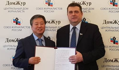 정규성(왼쪽) 한국기자협회장과 솔로비예프 블라디미르 러시아기자연합회장이 14일(현지시각) 러시아 모스크바 중앙언론청에서 한·러 저널리즘 교류 협정서를 체결한 뒤 기념사진을 촬영하고 있다. 
