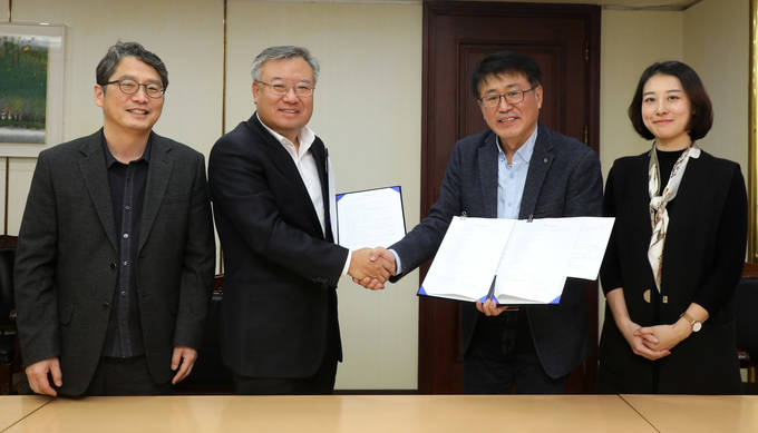 경향신문 노사는 지난 20일 조인식을 갖고 올해 임단협 협상을 공식 체결했다. (사진=언론노조 경향신문지부 제공) 