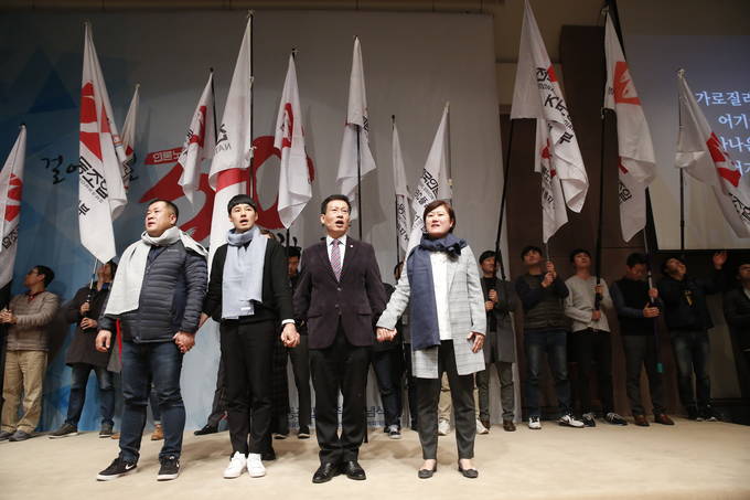 전국언론노조 창립 30주년 기념식이 지난 23일 서울 중구 프레스센터 20층 국제회의장에서 열렸다. 김환균 언론노조 위원장(앞줄 오른쪽에서 두번째)이 조합원들과 손잡고 '함께 가자 이 길을'을 제창하고 있다. (언론노조) 