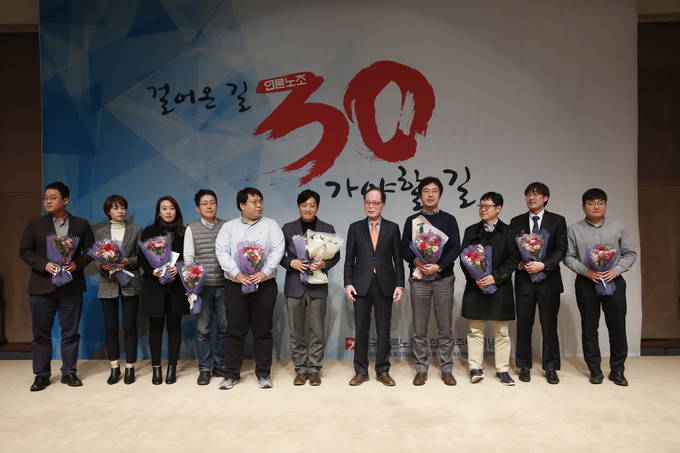 제28회 민주언론상 본상을 수상한 SBS 끝까지 판다팀이 시상자인 권영길 초대 언론노련 위원장과 기념촬영을 하고 있다. (언론노조) 