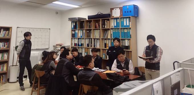 서울신문 노조 집행부가 노조 사무실에서 2018 임금‧단체협상안에 대한 의견을 나누고 있다. /서울신문 노조 