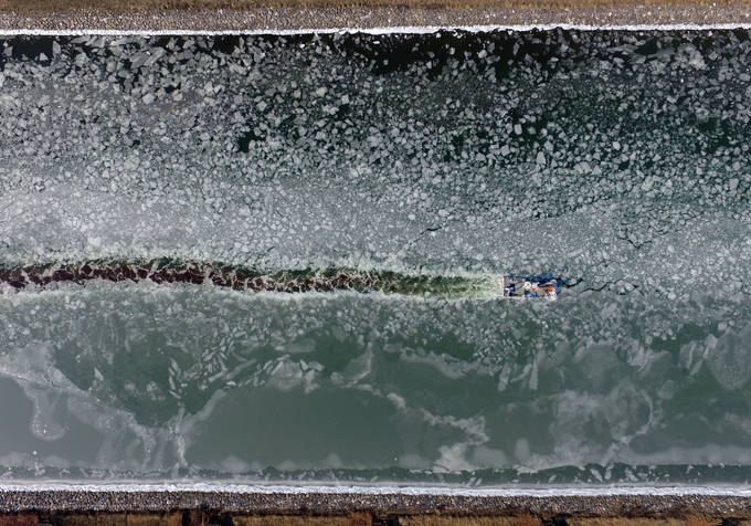 경인 아라뱃길에서 쇄빙 작업이 진행되고 있다(조재현 기자, 경인일보, 2016.01.24). 