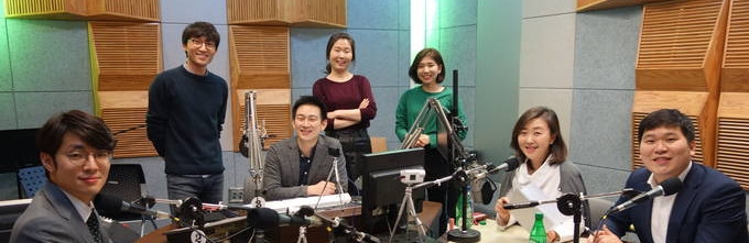 KBS 기자·PD가 자발적으로 만드는 유튜브 채널 <댓글 읽어주는 기자들> 제작진. 왼쪽부터 KBS 홍성희 기자, 선상원 촬영기자, 김기화 기자, 오귀나 라디오PD, 박은진 작가, 옥유정 기자, 강병수 기자. 지난 17일 서울 여의도 KBS 라디오 부스에서 <댓읽기> 촬영 중인 이들을 만났다. /김달아 기자 KBS 기자·PD가 자발적으로 만드는 유튜브 채널 <댓글 읽어주는 기자들> 제작진. 왼쪽부터 KBS 홍성희 기자, 선상원 촬영기자, 김기화 기자, 오귀나 라디오PD, 박은진 작가, 옥유정 기자, 강병수 기자. 지난 17일 서울 여의도 KBS 라디오 부스에서 <댓읽기> 촬영 중인 이들을 만났다. /김달아 기자