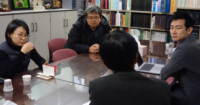 기자협회보는 신년기획 ‘잃어버린 독자를 찾아서’를 마무리하며 좌담회를 마련했다. 왼쪽부터 진명선 한겨레21 기자, 이충원 연합뉴스 독자팀장, 김기화 KBS 기자. 기자협회보는 신년기획 ‘잃어버린 독자를 찾아서’를 마무리하며 좌담회를 마련했다. 왼쪽부터 진명선 한겨레21 기자, 이충원 연합뉴스 독자팀장, 김기화 KBS 기자.