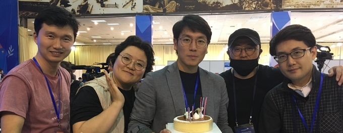 북미정상회담 당일인 지난달 28일 하노이 현지에서 생일을 맞은 윤대민 KBS 기자(가운데)를 위해 그의 동기들이 깜짝 파티를 준비했다. 