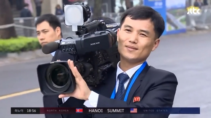 JTBC <‘시차’ 없는 보도에 열혈 취재까지...달라진 북 매체> 리포트에 담긴 북한 기자 모습 캡처. 