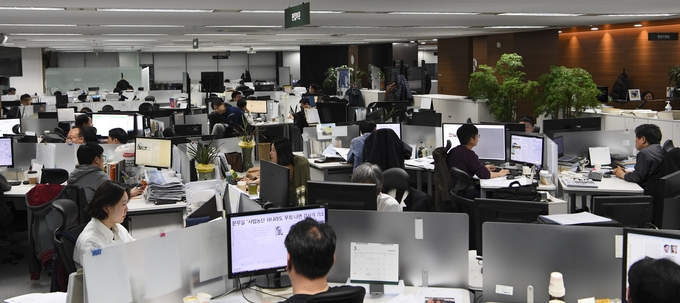 신문·방송뉴스 제작과정에서 가장 중요한 의사결정이 이뤄지는 편집회의가 시대와 환경에 따라 변화하고 있다. 디지털 강화와 업무 효율성을 높이기 위해 편집회의 참석 인원을 줄이거나 오전에 지면계획안을 짜지 않는 식이다. 달라진 편집회의 시스템으로 기자들의 업무 패턴도 달라질 수 있을까. /한국일보 제공 