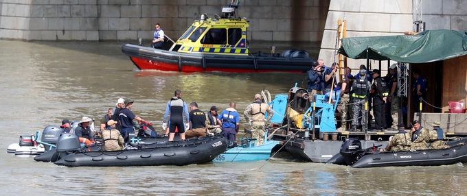 지난 4일 오전(현지시각) 헝가리 부다페스트 다뉴브강 사고현장에서 대한민국 정부 합동 신속 대응팀과 헝가리 구조대가 함께 수중 수색작업을 하고 있다. /뉴시스 
