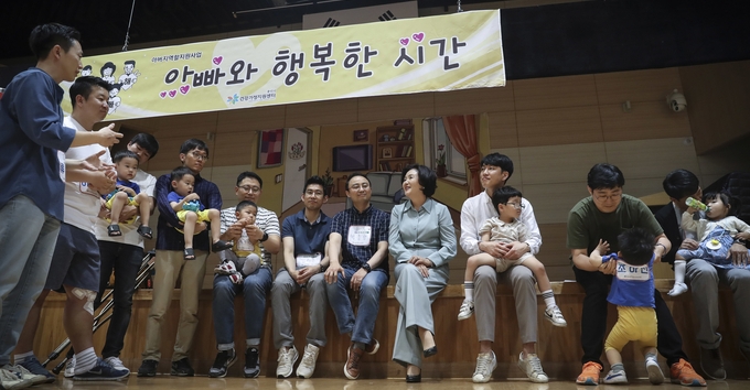 김정숙 여사가 지난 3일 오후 경기 용인시 종합가족센터에서 ‘몸으로 소통하는 부자’ 프로그램에 참가한 육아 아빠들과 대화하고 있다. /뉴시스 