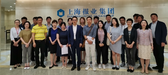 지난 17일 중국단기연수에 참가한 기자들이 상하이 지역 언론사인 신민만보를 방문했다. 