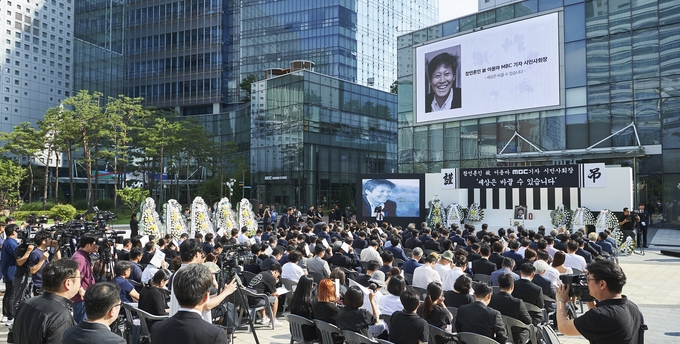 이용마 MBC 기자의 시민사회장이 지난 23일 서울 상암 MBC 앞 광장에서 열렸다. 500여명의 기자, 언론계 관계자, 시민들이 자리해 고인을 기렸다. /언론노조 MBC본부 