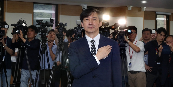 문재인 대통령이 지난 9일 조국 신임 법무부 장관을 임명했다. 조 장관은 후보자 시절 역대 어느 장관보다 다양한 논란에 휩싸였지만 문 대통령은 검찰개혁의 적임자로 결국 조 장관을 선택했다. 사진은 조 장관이 지난 9일 경기 과천시 법무부 대회의실에서 열린 취임식에서 국민의례를 하고 있는 모습. /뉴시스 