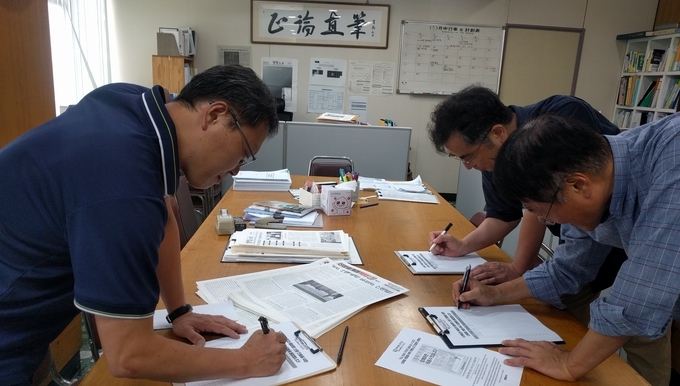 언론노조 경향신문지부(지부장 한대광) 기자들이 10일 서울 중구 경향신문 사옥 노조사무실에서 신문법 개정안에 찬성하는 서명을 하는 모습. 지난 2009년 이후 10년만의 신문법 개정은 편집권 독립과 신문에 대한 정부 지원 확대 등을 목표로 한다. /언론노조 경향신문지부 제공 