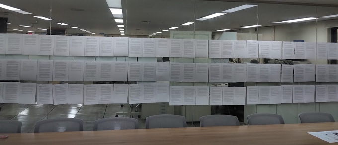 한겨레 6~7년차 이하 기자 51명은 지난 6일 자사의 ‘조국 보도’를 보도참사로 평가하며 국장단의 사퇴를 촉구하는 성명을 냈다. 지난 9일 12~13년차 이하 기자 18명도 편집회의 개선과 정확한 해명 등을 요구하며 성명을 냈다.  사진은 지난 6일 한겨레 편집회의실 등에 붙은 성명서 모습. /한겨레 기자 제공 