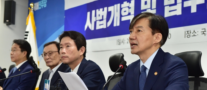 법무부가 수사 공보준칙 개정을 추진하면서 피의사실 공표에 관한 논란이 다시금 불거지고 있다. 규정에 따르면 공개 금지 정보가 늘어나고 이전보다 구두브리핑을 제한하는 내용이 담겨 있어 검찰 취재 기자들의 우려가 큰 상황이다. 사진은 지난 18일 국회 의원회관에서 열린 더불어민주당 사법개혁 및 법무개혁 당정협의에서 조국 법무부 장관이 발언하고 있는 모습. /연합뉴스 법무부가 수사 공보준칙 개정을 추진하면서 피의사실 공표에 관한 논란이 다시금 불거지고 있다. 규정에 따르면 공개 금지 정보가 늘어나고 이전보다 구두브리핑을 제한하는 내용이 담겨 있어 검찰 취재 기자들의 우려가 큰 상황이다. 사진은 지난 18일 국회 의원회관에서 열린 더불어민주당 사법개혁 및 법무개혁 당정협의에서 조국 법무부 장관이 발언하고 있는 모습. /연합뉴스