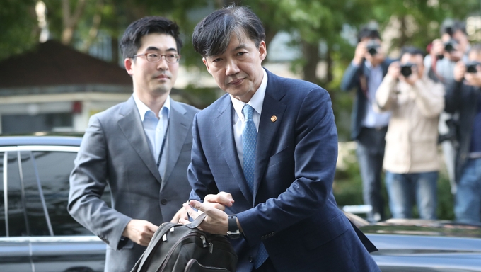 조국 법무부 장관이 지난 14일 자진 사퇴했다. 사진은 조 전 장관이 사의를 표명한 날 서울 서초구 방배동 자택으로 들어서는 모습. /뉴시스 