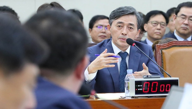 양승동 KBS 사장이 17일 국회 과방위 국정감사에 출석해 의원들의 질의에 답하고 있다. /뉴시스 