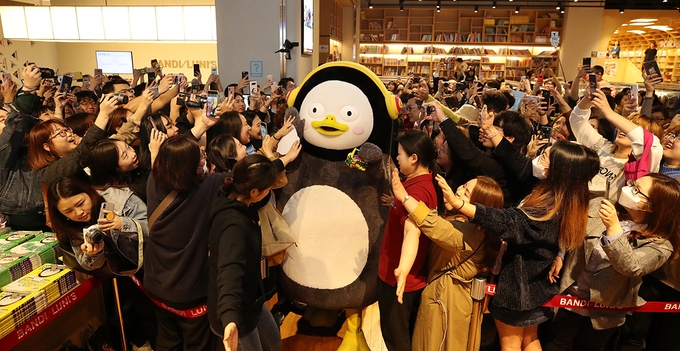 EBS ‘자이언트 펭TV’ ‘펭수’ 사인회가 지난달 26일 부산 신세계 센텀시티점에서 열렸다. 서울에 이은 두번째 사인회에는 유아와 초등학생은 물론 2040직장인까지, 사전 온라인 추첨을 거친 250명이 참여했다. /EBS제공 