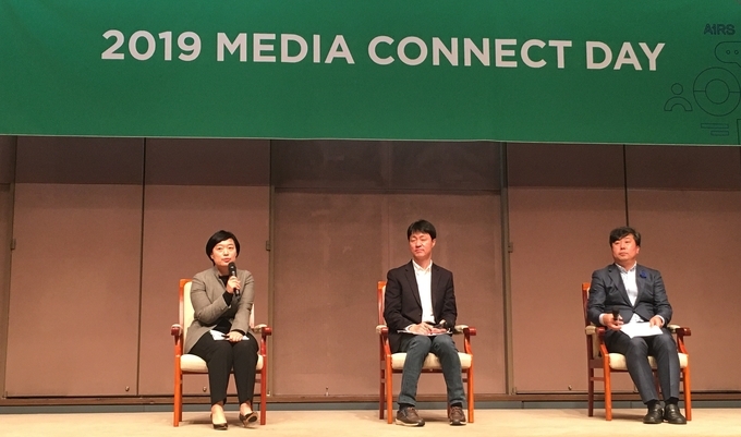 12일 프레스센터 20층 국제회의장에서 열린 ‘2019 네이버 미디어 커넥트 데이’ 행사에서 한성숙 네이버 대표, 유봉석 네이버 서비스운영총괄, 김성철 고려대 미디어학부 교수(왼쪽부터)가 기자들의 질문에 답하고 있다. 12일 프레스센터 20층 국제회의장에서 열린 ‘2019 네이버 미디어 커넥트 데이’ 행사에서 한성숙 네이버 대표, 유봉석 네이버 서비스운영총괄, 김성철 고려대 미디어학부 교수(왼쪽부터)가 기자들의 질문에 답하고 있다.