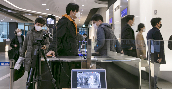 YTN 사옥 로비에 설치된 열화상 감지 카메라가 출입하는 사람들의 발열 정도를 체크하고 있다. 발열 등 코로나19 의심증상이 확인되면 사옥 내로 들어갈 수 없다. /YTN 제공 