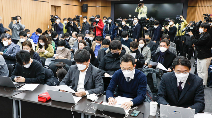 대구경북 지역 기자들이 지난 20일 지역 내 코로나19 환자 발생과 관련해 대구시의 브리핑이 진행 중인 가운데 취재를 하는 모습. 마스크를 쓰지 않은 취재진을 찾아보기 어렵다. /매일신문 제공 