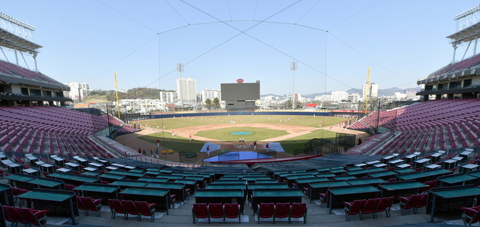 국내외 프로 스포츠 리그가 중단되고 2020 도쿄올림픽이 내년으로 연기되는 등 스포츠도 코로나19의 직격탄을 맞았다. 사진은 2020프로야구 개막이 연기된 가운데 KIA 타이거즈 선수들이 광주 북구 광주-기아챔피언스필드에서 훈련하고 있는 모습. /뉴시스 