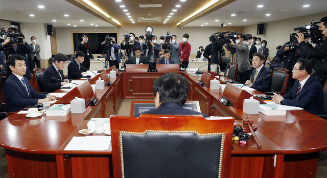 20일 정부과천청사 방통위 회의실에서 열린 TV조선, 채널A 재승인 의결 회의에 많은 취재진이 몰렸다. /뉴시스 