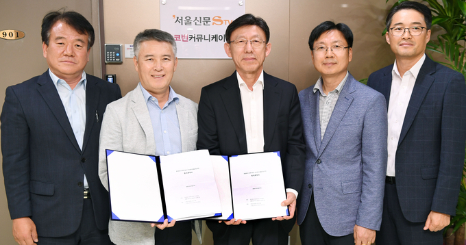 오운암 한국정책신문 대표이사, 김상혁 서울신문STV 회장, 김종철 스포츠서울 대표이사, 남상용 서울신문STV 경영지원실장, 김상완 유니쎌팜  대표(왼쪽부터) 등이 지난 27일 서울 중구 조양빌딩의 서울신문STV 사무실에서 진행된 한류타임즈 주식회사 M&A를 위한 투자 계약식에 참석해 계약서와 함께 포즈를 취하고있다. /스포츠서울 제공 