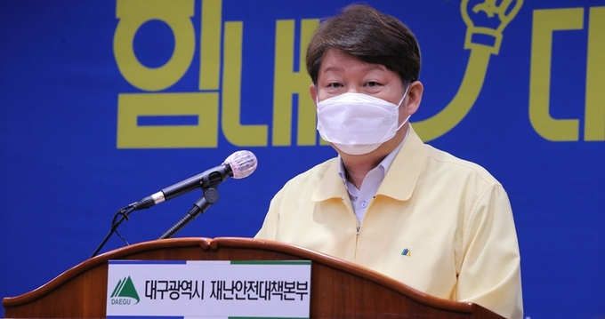 지난 6일 권영진 대구시장이 시청 브리핑룸에서 코로나19 관련 정례브리핑을 하고 있다. /뉴시스 지난 6일 권영진 대구시장이 시청 브리핑룸에서 코로나19 관련 정례브리핑을 하고 있다. /뉴시스