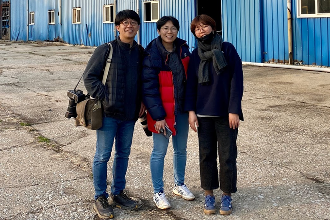 시사IN 이명익 사진기자, 나경희 기자, 장일호 사회팀장(왼쪽부터)은 지난 2월 장점마을을 찾아 한 달여를 취재했다. 그리고 지난 5월 그 시간 전체, 그 안의 삶들을 꼼꼼히 담으려 한 기록을 선보였다. 