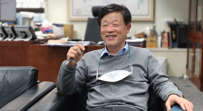 주용중 TV조선 보도본부장이 지난 4일 조선일보 신임 편집국장으로 임명됐다. 조선일보로선 2년 11개월 만의 편집국장 교체였고, 주 본부장 개인으로선 4년 7개월만의 편집국 복귀였다. 주 국장은 기자협회보와의 인터뷰에서 “다른 무엇보다 기자 인플루언서, 기자 크리에이티브를 많이 배출한 편집국장이 되고 싶다”고 밝혔다. 사진은 촬영을 위해 잠시 마스크를 벗은 주용중 국장. /강아영 기자 