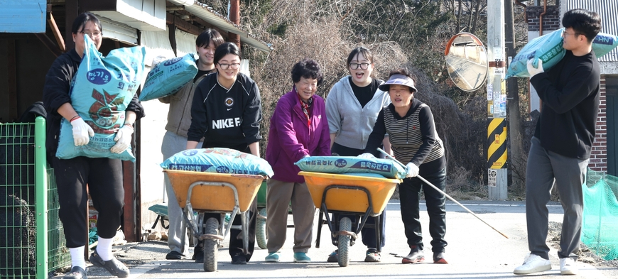 지방소멸 아무리 보도해도 역부족… 기자, '청년 이장' 되다