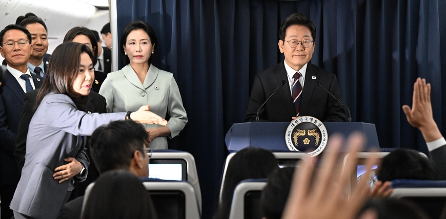 이 대통령, 전용기서 첫 기자간담 "언론인 최대한 기회 드릴 것"