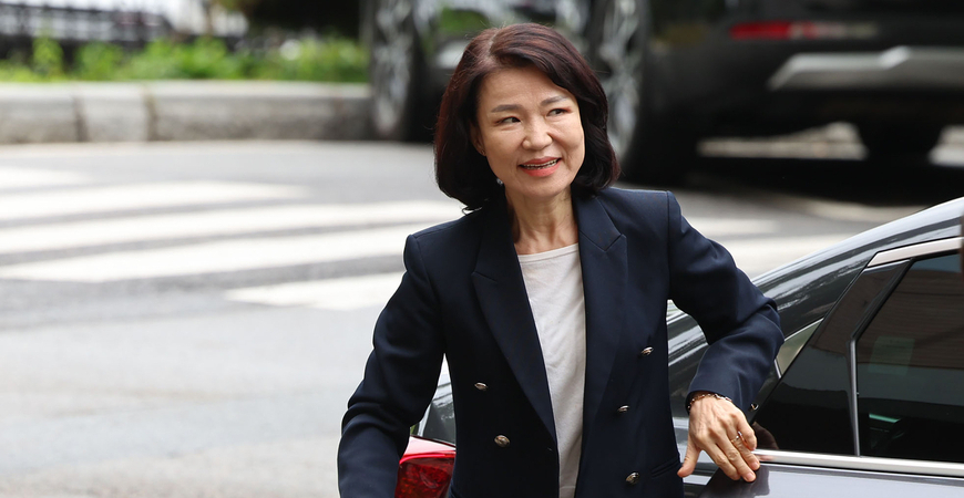 '국무회의 아웃' 이진숙, 언제까지 버틸까