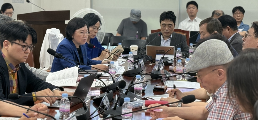 방통위 진흥기능 확대엔 공감, 정치적 후견주의 배제엔 설전