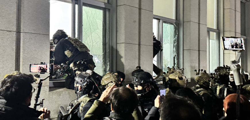 계엄, 긴급체포 두려움…기자들은 카메라와 펜을 놓지 않았다