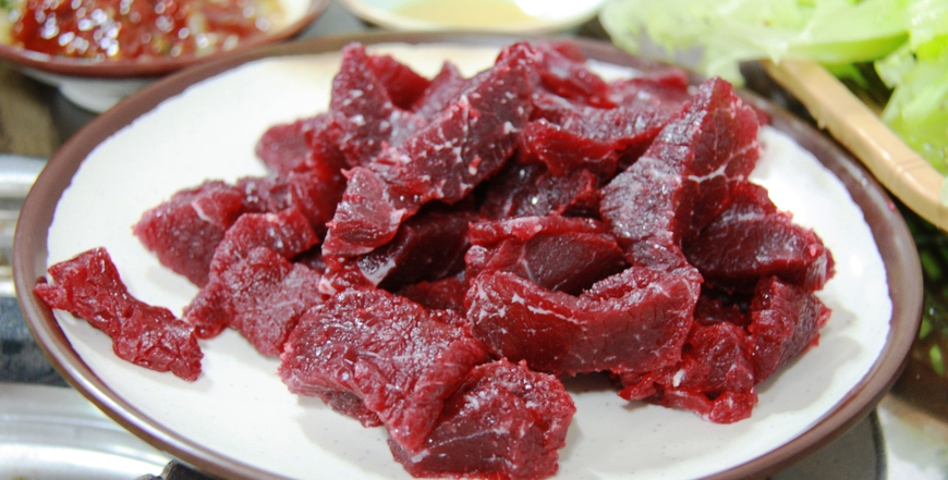 청년, 대구에서 '뭉티기'를 처음 맛보다