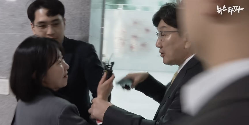 뉴스타파 기자 손목 잡아 끈 권성동, 폭행 '유죄' 확정