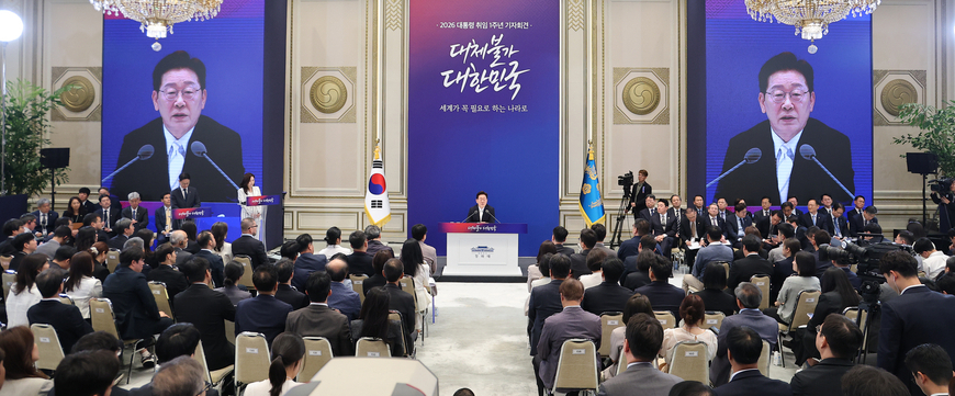 이 대통령 취임 1년 기자회견… "의도적 가짜정보, 헌정 파괴"