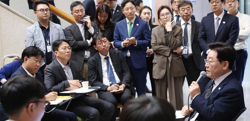 지지율 떨어지자… "대통령의 메시지가 많아졌다"