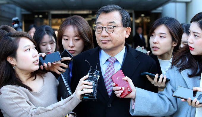 박근혜 정부 청와대 홍보수석 시절 KBS의 세월호 보도에 개입한 혐의로 재판에 넘겨진 이정현 국회의원(무소속)이 14일 오후 서울 서초구 서울중앙지법에서 열린 1심 선고공판에서 징역 1년, 집행유예 2년을 선고받은 후 법원을 나서고 있다.(뉴시스) 