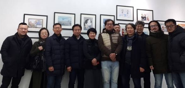 전국시사만화협회(회장 권범철) 회원들이 지난 16일 서울 종로구 창성동 갤러리 자인제노에서 남북평화를 주제로 한 기획전 ‘온다, 온다, 온다’전을 오픈하고 기념촬영을 한 모습. 