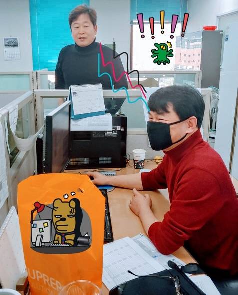 한국기자협회 국제신문지회가 '마지막 금요일 근무'를 주제로 개최한 사내 사진 경진대회에서 대상으로 선정된 작품(이지원 기자 촬영). 쉬는 날에도 감기에 걸린 채 출근한 김규학 편집부장(오른쪽), 그를 측은하게 바라보는 최현진 지회장(가운데)의 모습.   