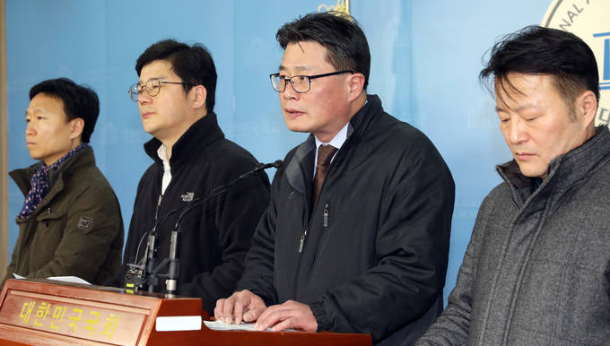 전국언론노동조합 오정훈 수석부위원장이 4일 오후 서울 영등포구 여의도 국회 정론관에서 자유한국당의 KBS 헌법파괴 저지 및 수신료 분리징수 특별위원회 발족에 대한 전국언론노동조합 입장 발표 기자회견을 하고 있다. (뉴시스) 