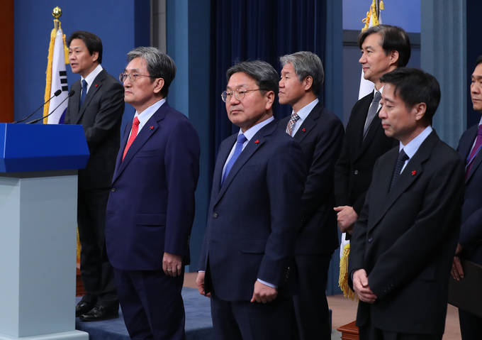 8일 청와대 춘추관 대브리핑룸에서 윤도한(앞줄 오른쪽부터) 신임 국민소통수석, 강기정 신임 정무수석, 노영민 신임 비서실장이 임종석 비서실장의 인사 발표를 듣고 있다. (뉴시스) 