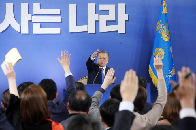 10일 오전 청와대 영빈관에서 열린 2019년 문재인 대통령 신년 기자회견에서 취재진이 손을 들어 질문하고 있다. /연합뉴스 